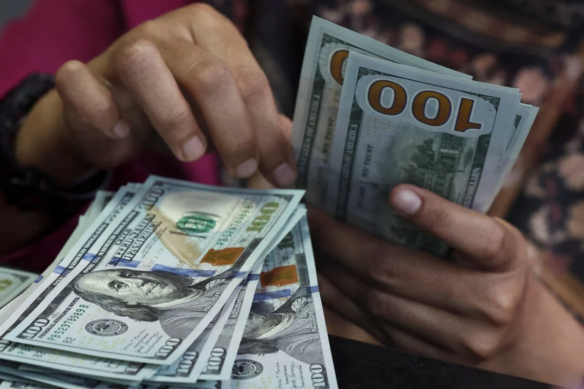 عاجل: الدولار الأمريكي يفقد مكانته مع انهيار الأسهم الأمريكية